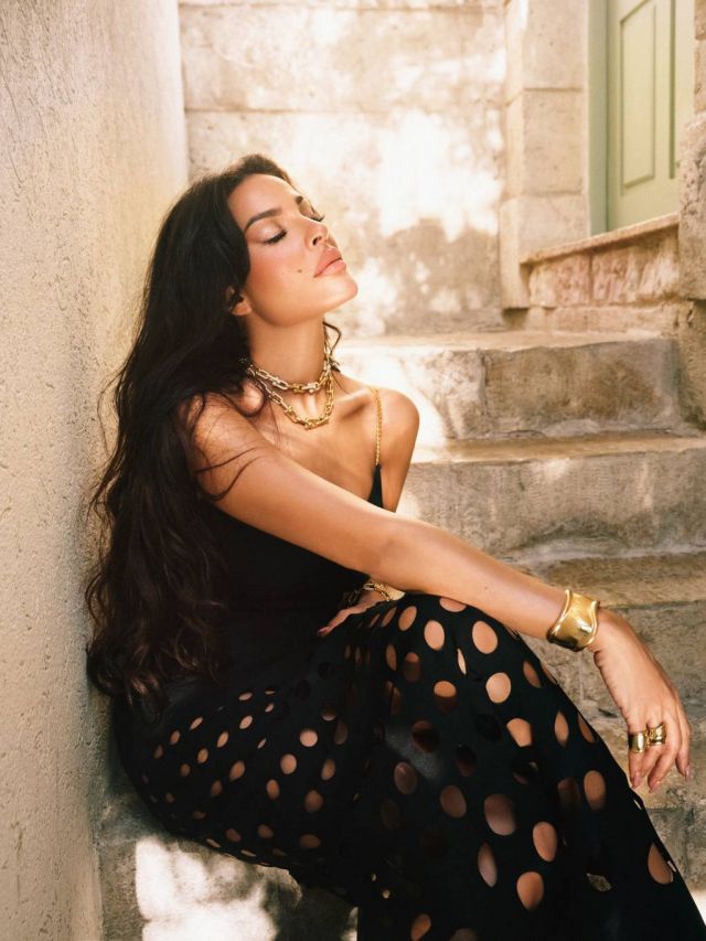 فستان أسود من Ets.Nakhle
عقود HardWear من الذهب الأصفر والماس، سوار Peretti Elsa ®من الذهب الأصفر من .Co & Tiffany