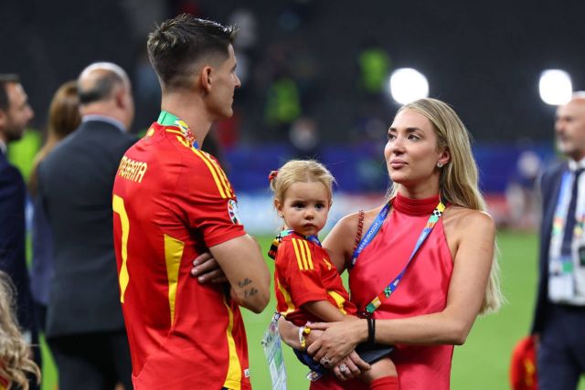 أليس كامبيو وألفارو موراتا مع ابنتهما بيلا