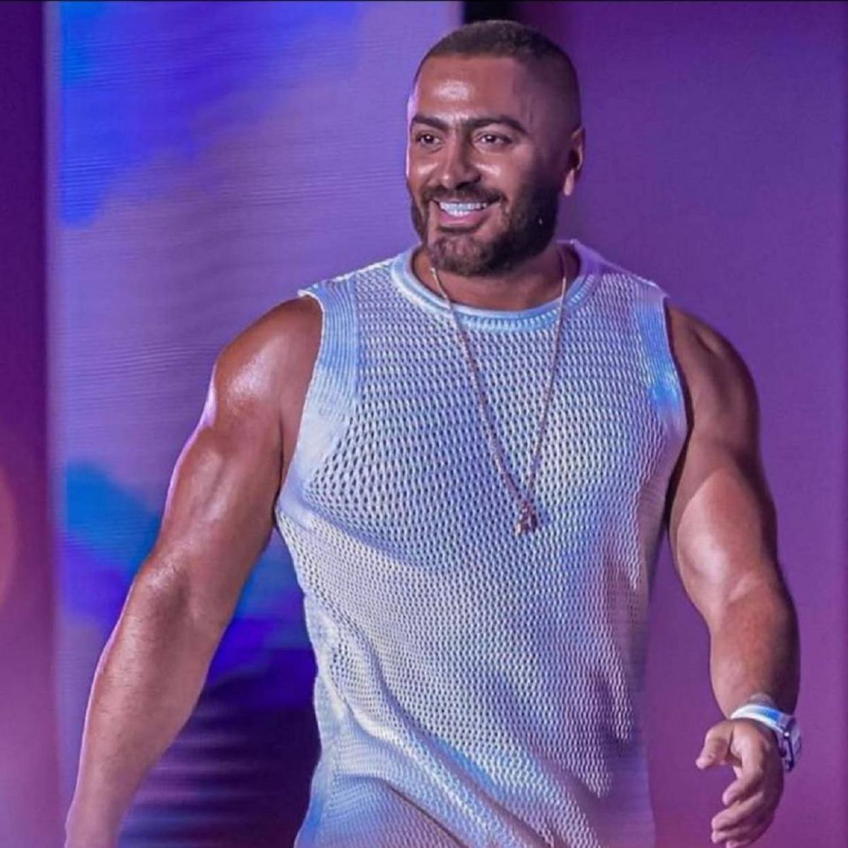 بالفيديو - تامر حسني في لفتة إنسانية مع فتاة