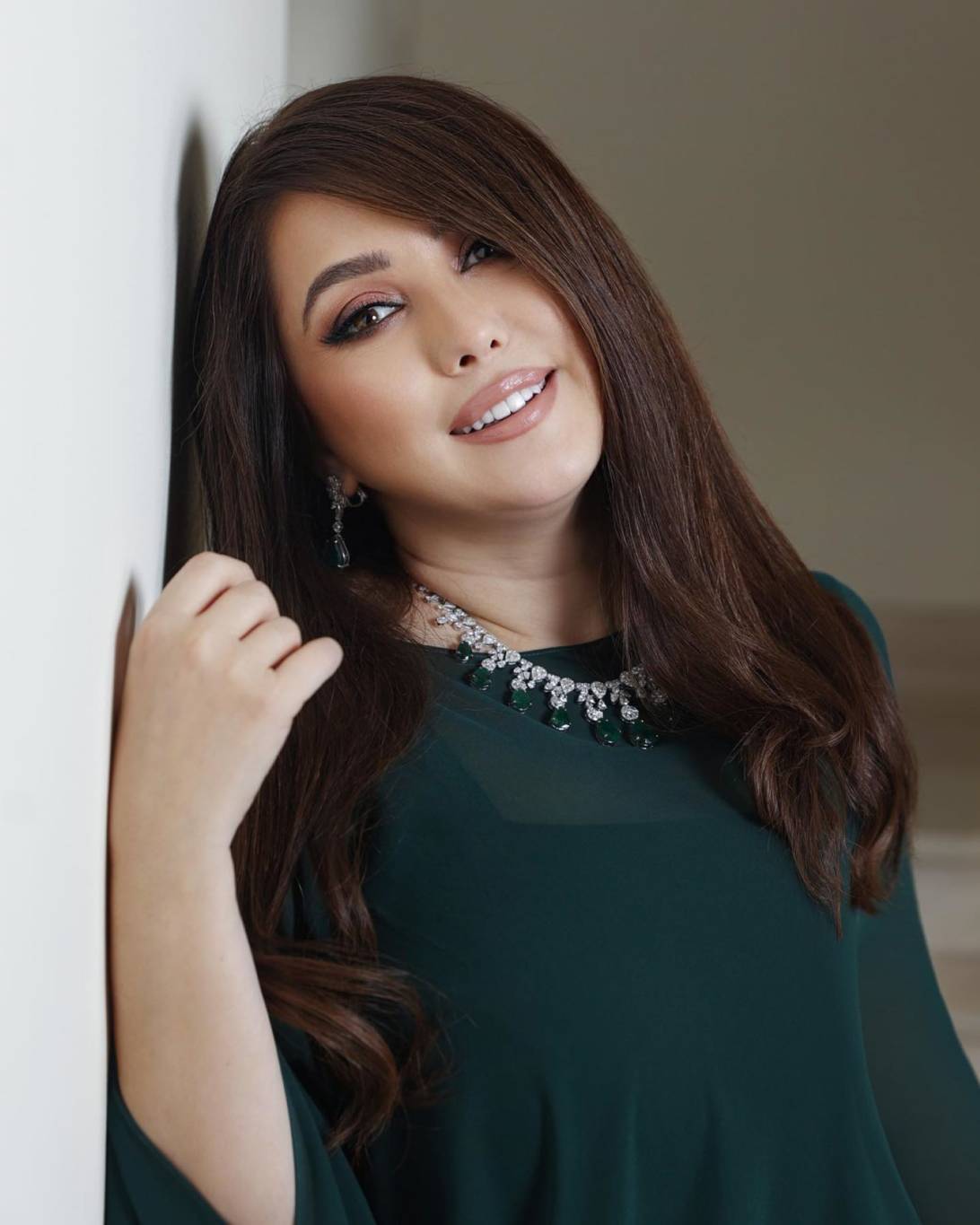 كندة علوش وعمرو يوسف يودّعان الصيف بصورة رومانسية