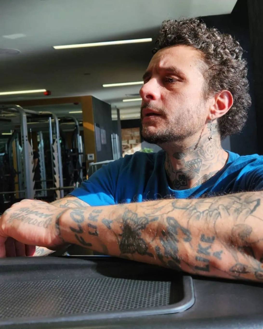 أحمد الفيشاوي يرد على ممازحة أحمد فهمي في 