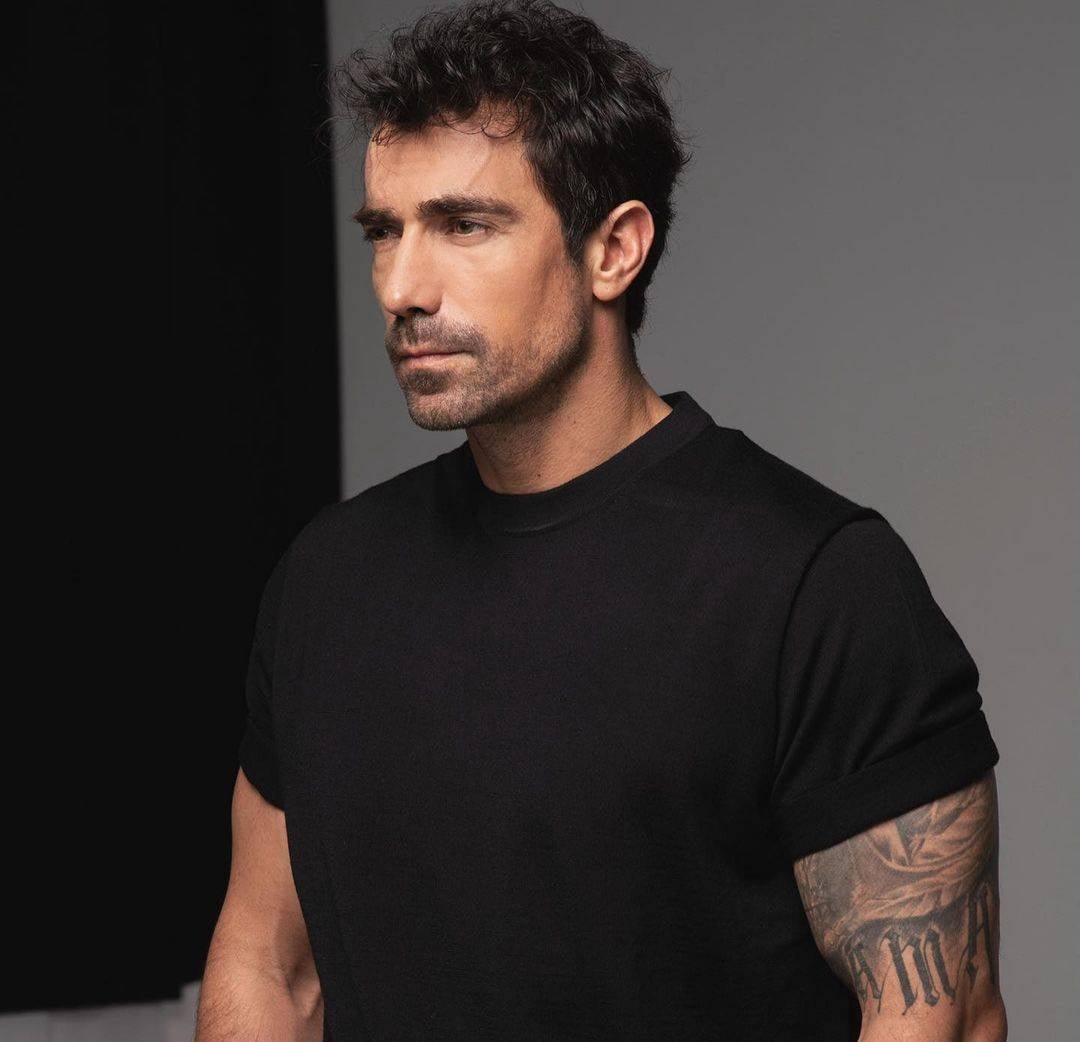 إبراهيم تشيليكول يلفت الأنظار بوسامته وتواضعه