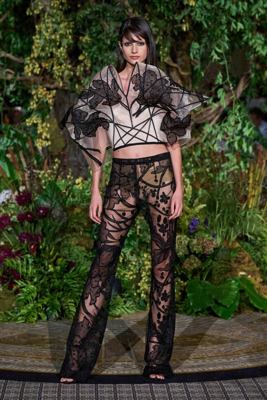 إطلالات غريبة في أسبوع الموضة في نيويورك