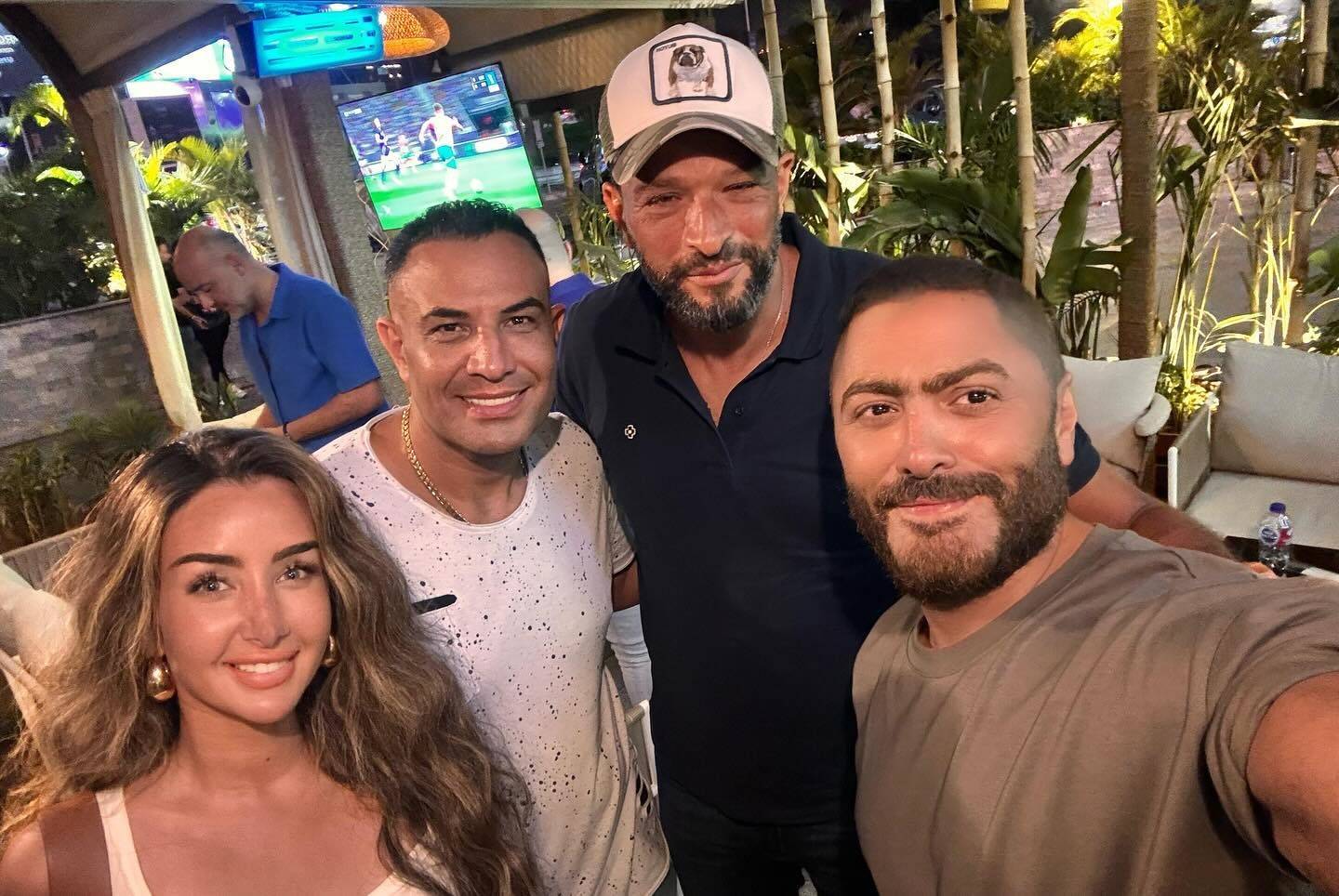 تامر حسني وهنا الزاهد مع بعض فريق العمل تامر حسني وهنا الزاهد مع بعض فريق العمل