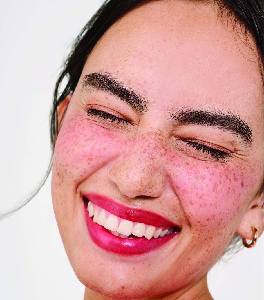 أضفي لمسة تورّد متوهّجة على وجهك: ملوّن الشفاه والخدود من علامة Benefit Cosmetics