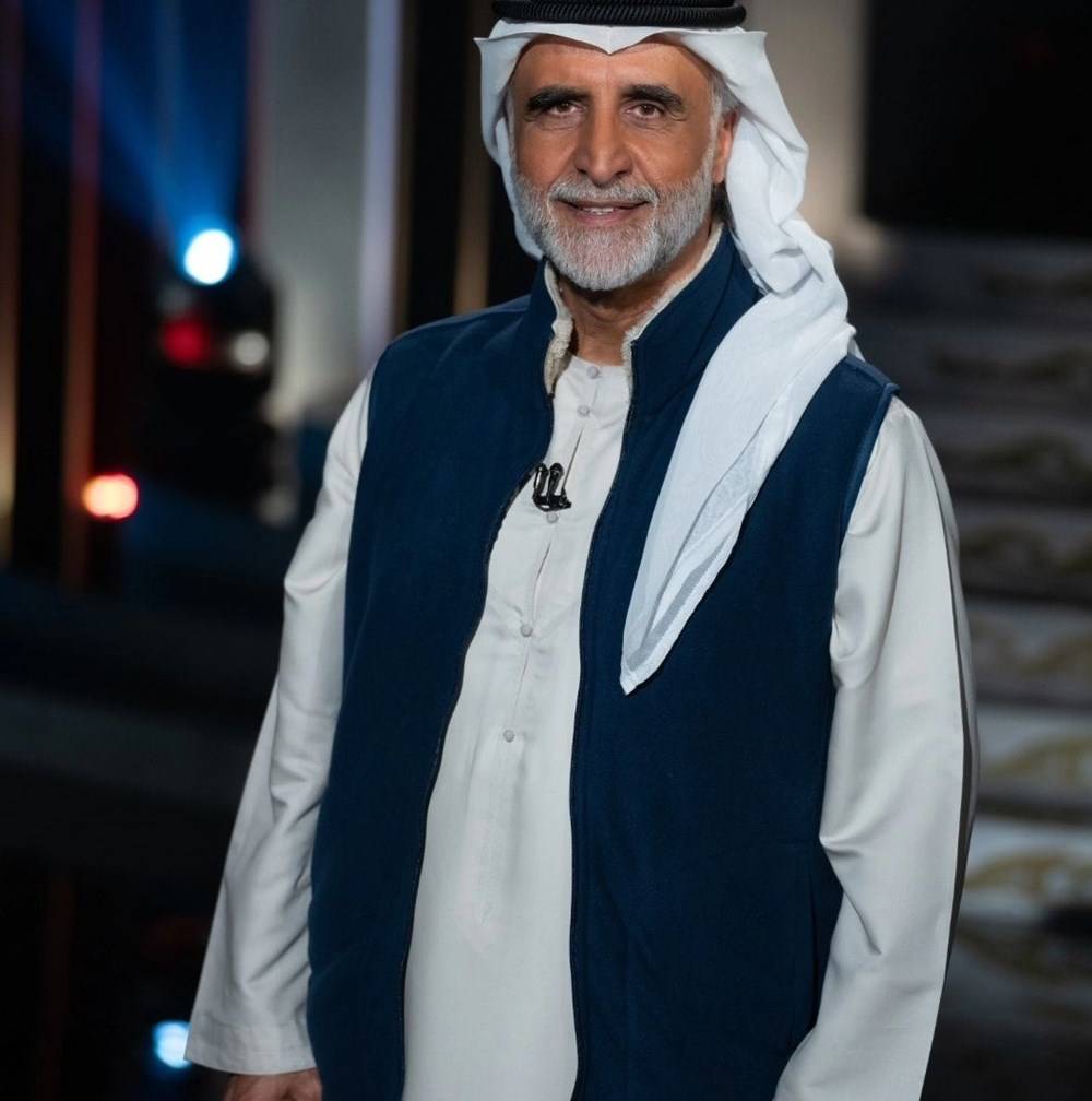 حبيب غلوم يرحّب بحفيديه من ابن زوجته الأولى