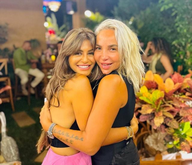 نجوم الفن يشاركون منة فضالي الاحتفال بيوم ميلادها