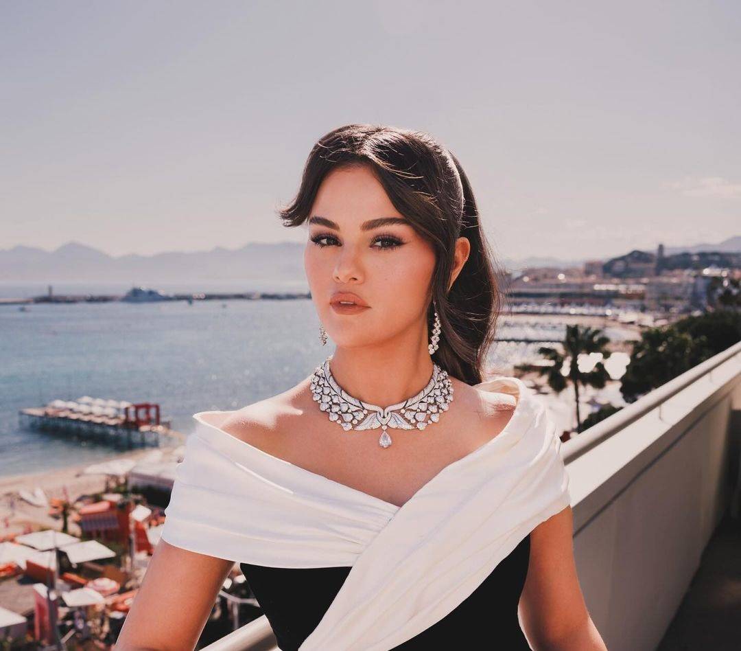 سيلينا غوميز تختار الأسود الكلاسيكي بتصميم مبهر