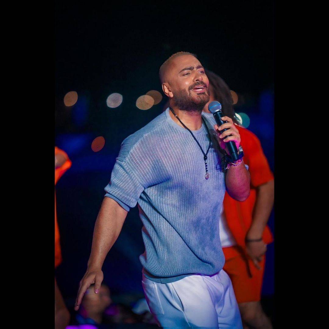 تامر حسني يوقف تصوير فيلمه لإنقاذ فتاة