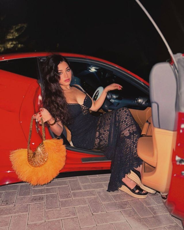 هيفاء وهبي تأسر القلوب بفستان من الكروشيه وحقيبة مختلفة
