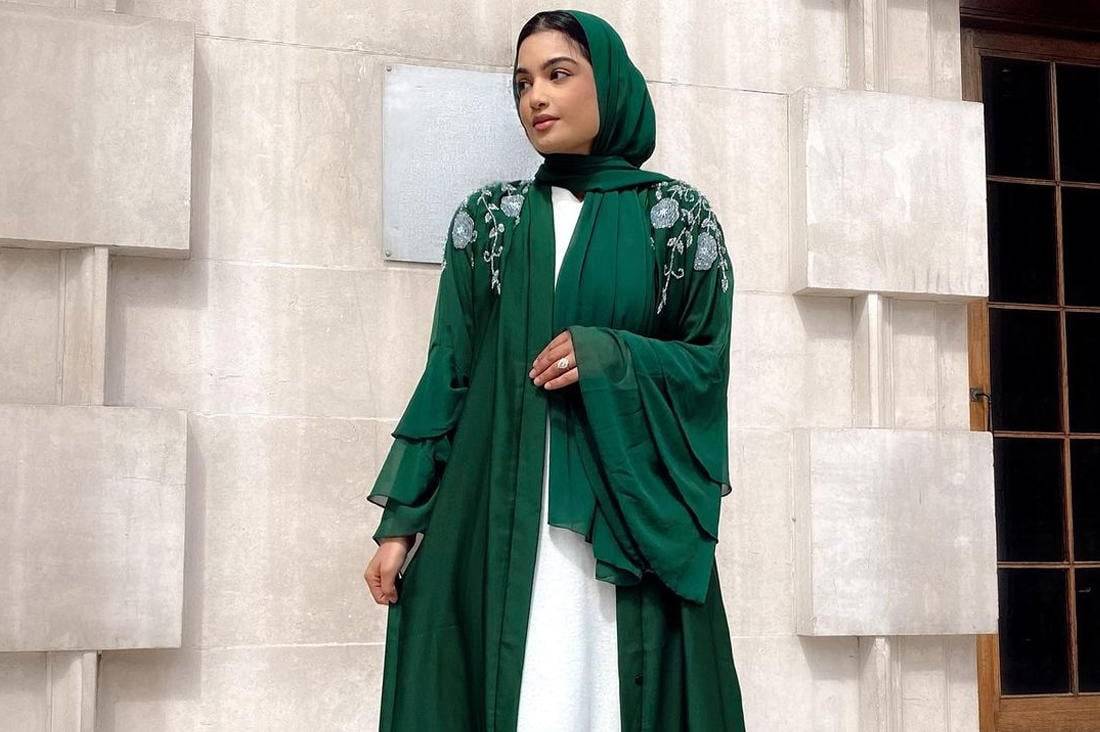 العباءة المعاصرة... رمز الفخامة والأناقة في اليوم الوطني السعودي