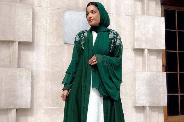 العباءة المعاصرة... رمز الفخامة والأناقة في اليوم الوطني السعودي