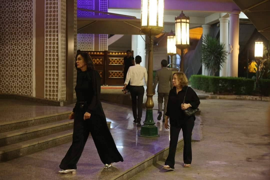 صفاء الطوخي في طريقها الى عزاء ناهد رشدي