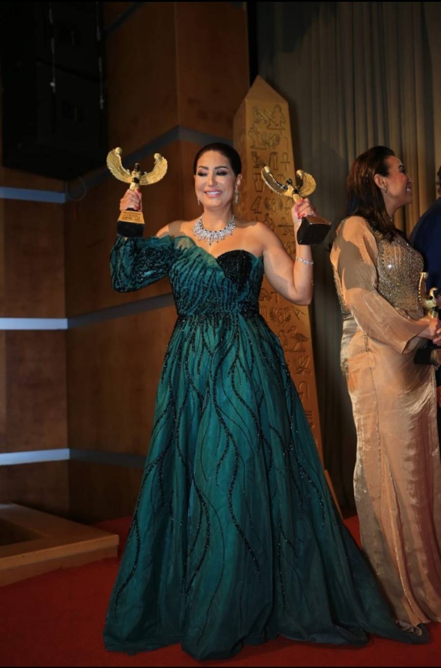 وفاء عامر مع جائزتيها بمهرجان همسة وفاء عامر مع جائزتيها بمهرجان همسة