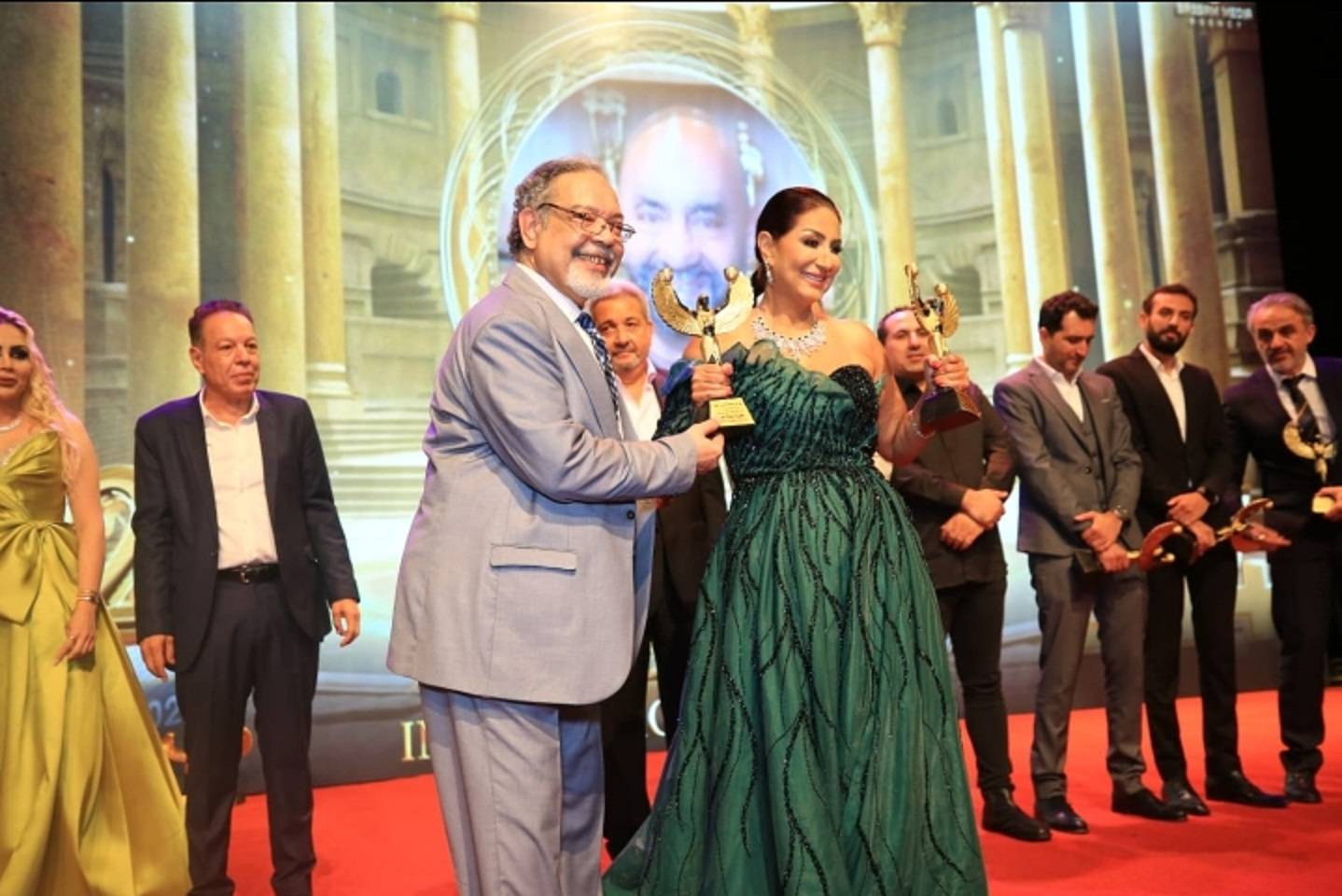 وفاء عامر تتسلم جائزتيها وفاء عامر تتسلم جائزتيها