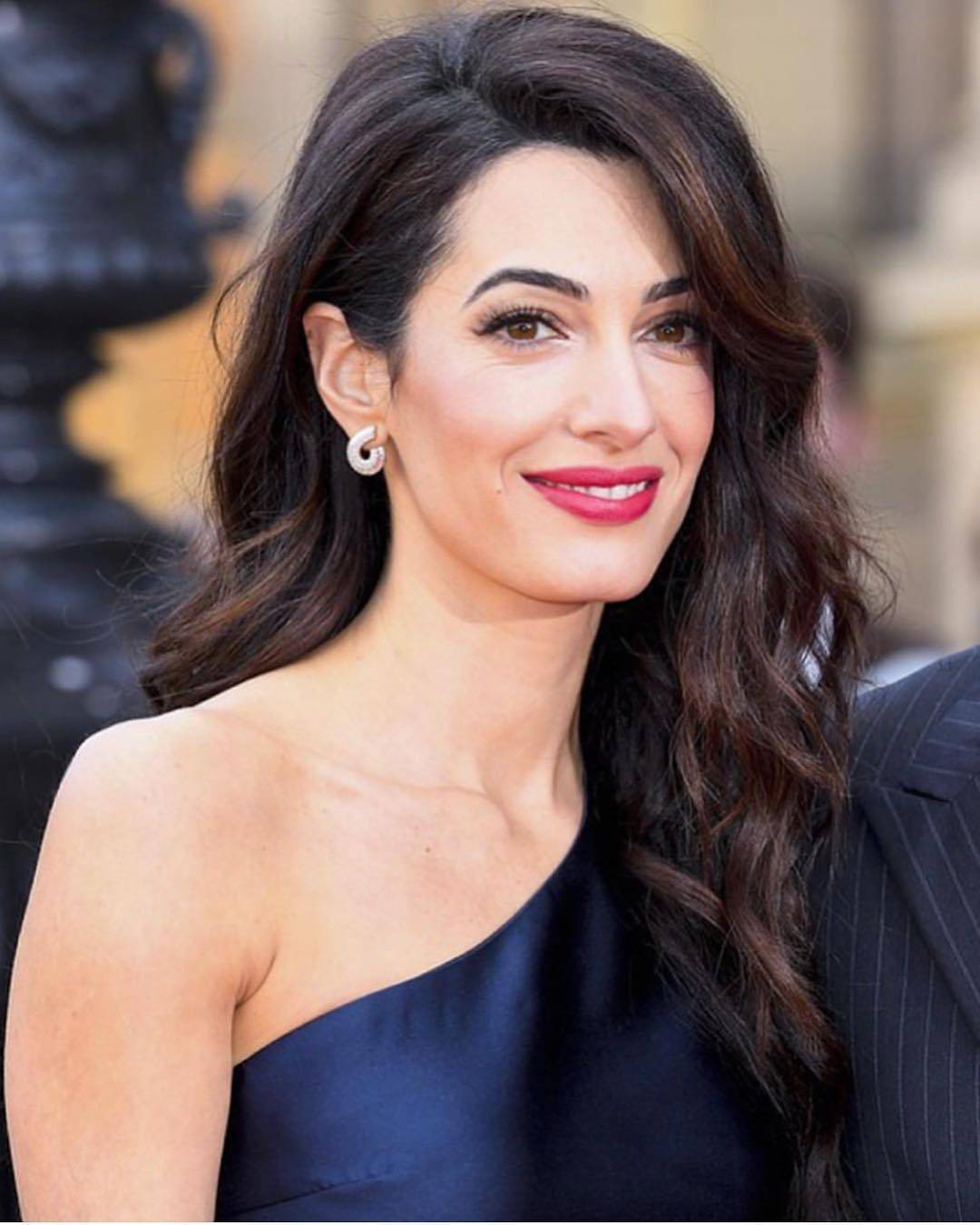 أمل كلوني تضفي أجواء حورية البحر في البندقية