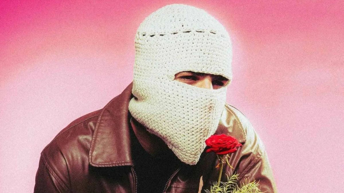 في حفله الأول رسالة المطرب المقنع لحبيبته