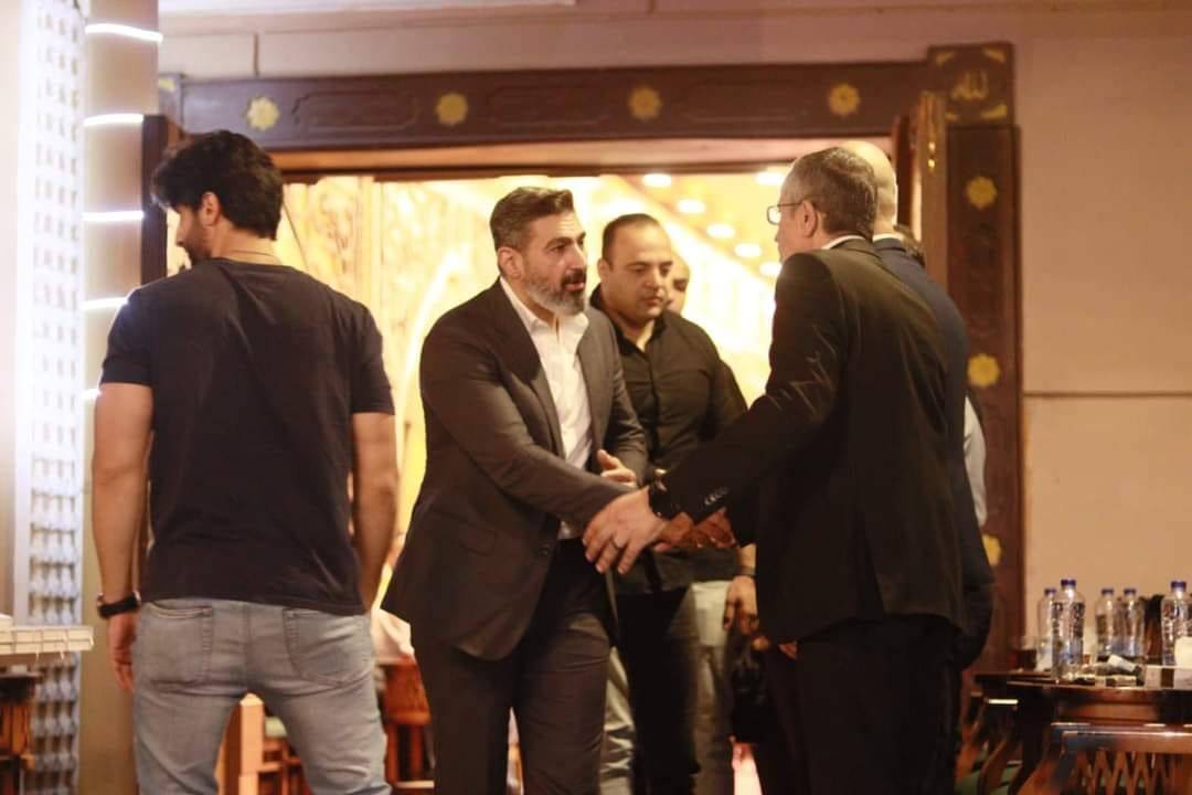 ياسر جلال يغادر عزاء ناهد رشدي