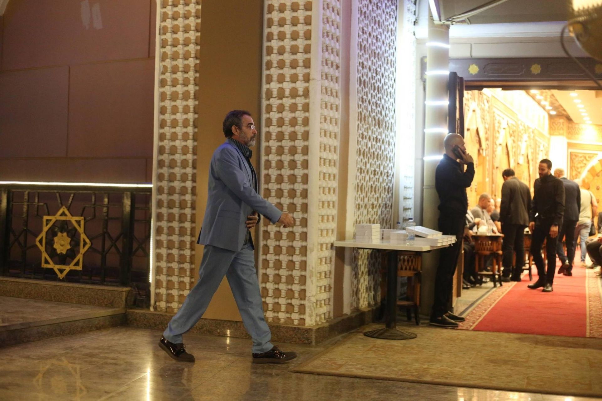 أحمد عبد العزيز في طريقه إلى العزاء