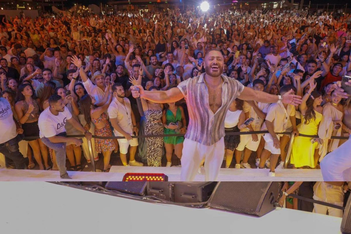 تامر حسني يتألق في حفله الجديد مع ابنتيه