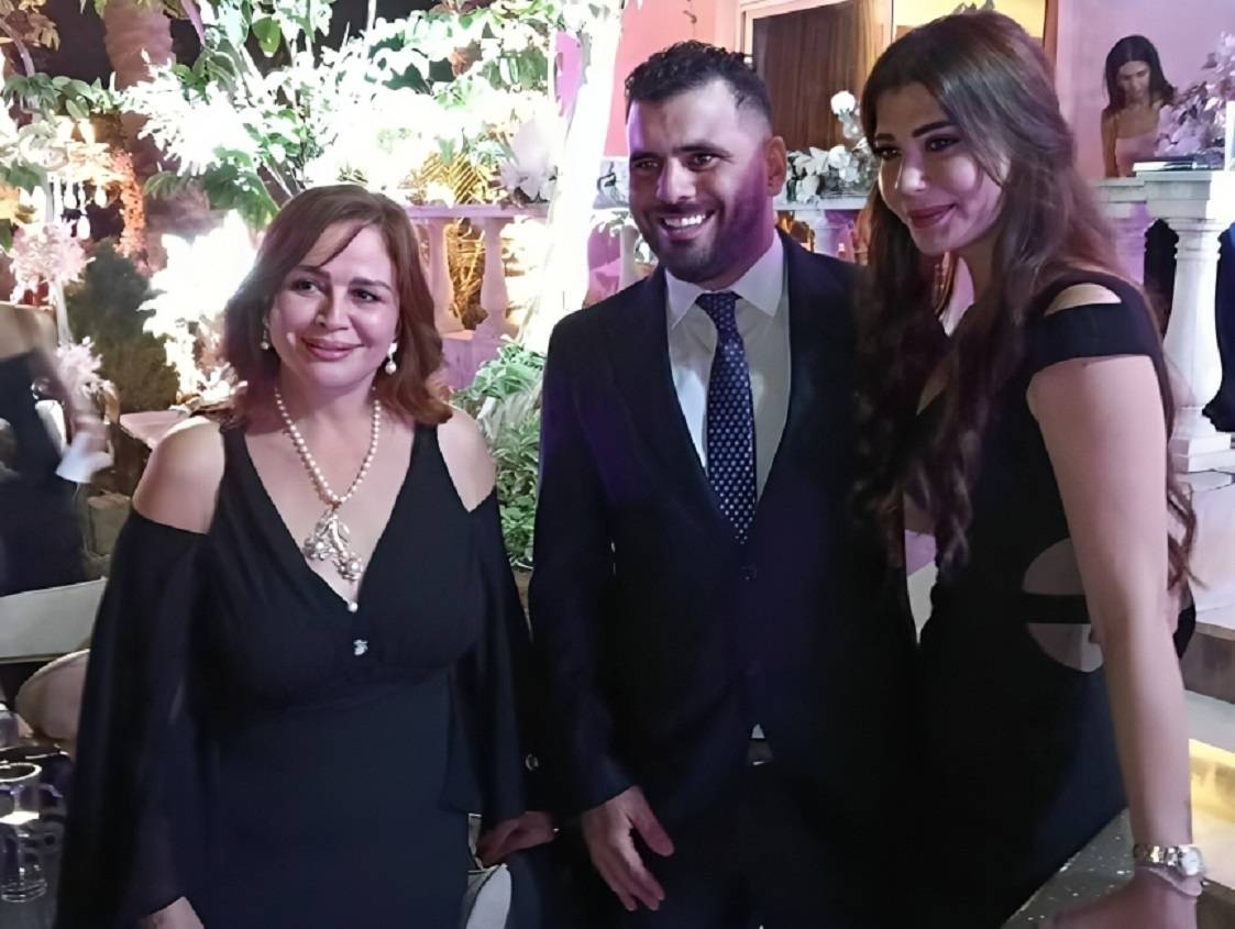 إلهام شاهين مع لاعب الكرة السابق عماد متعب وزوجته إلهام شاهين مع لاعب الكرة السابق عماد متعب وزوجته
