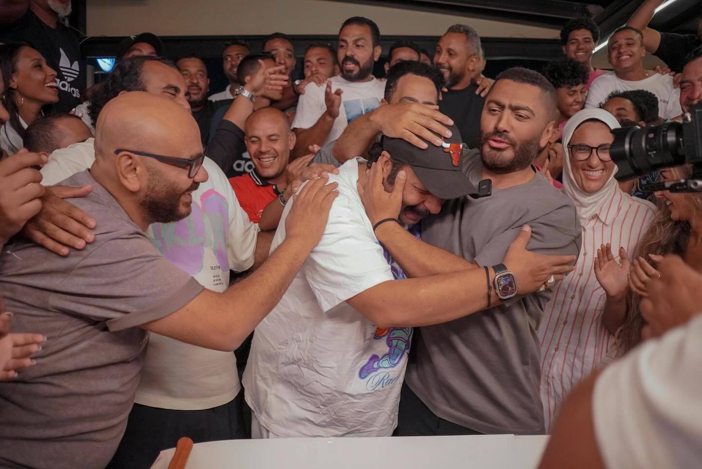 تامر حسني يداعب محمد ثروت تامر حسني يداعب محمد ثروت