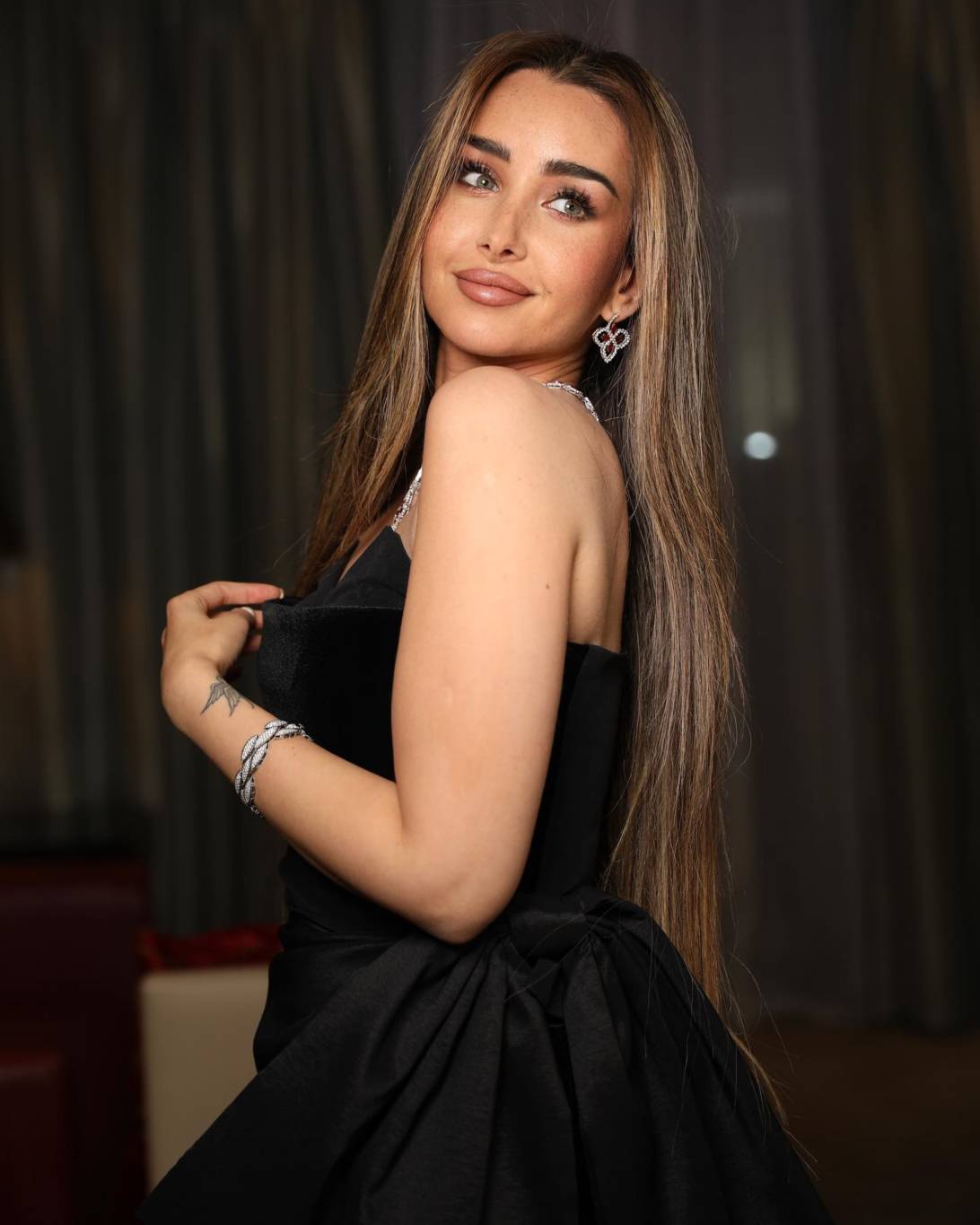 هنا الزاهد هنا الزاهد