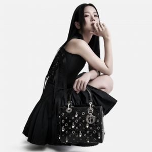 حقيبة Lady Dior كما تُجسّدها Jisoo