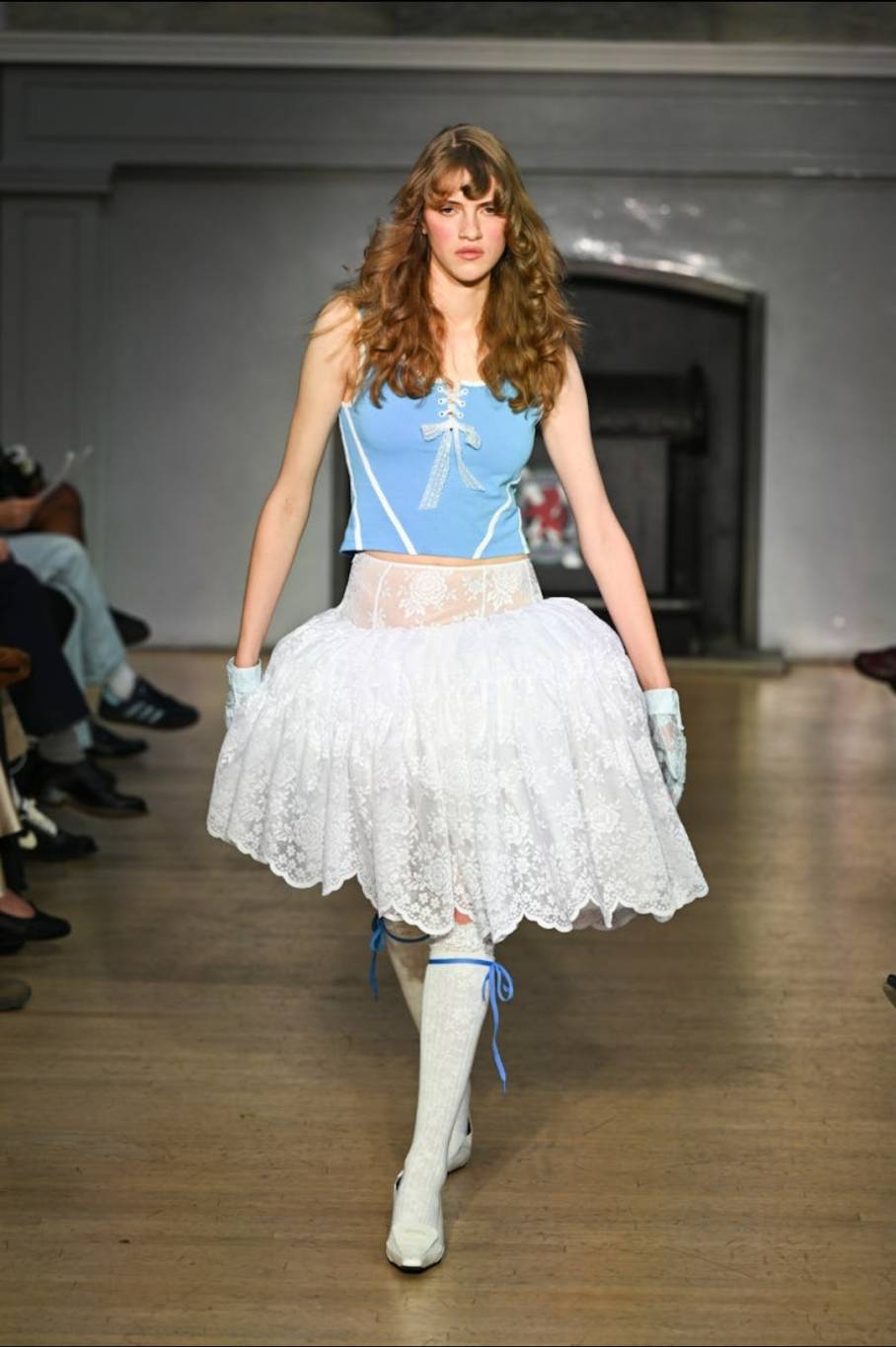 صيحات موضة مختلفة بأسبوع الموضة في لندن لربيع 2025