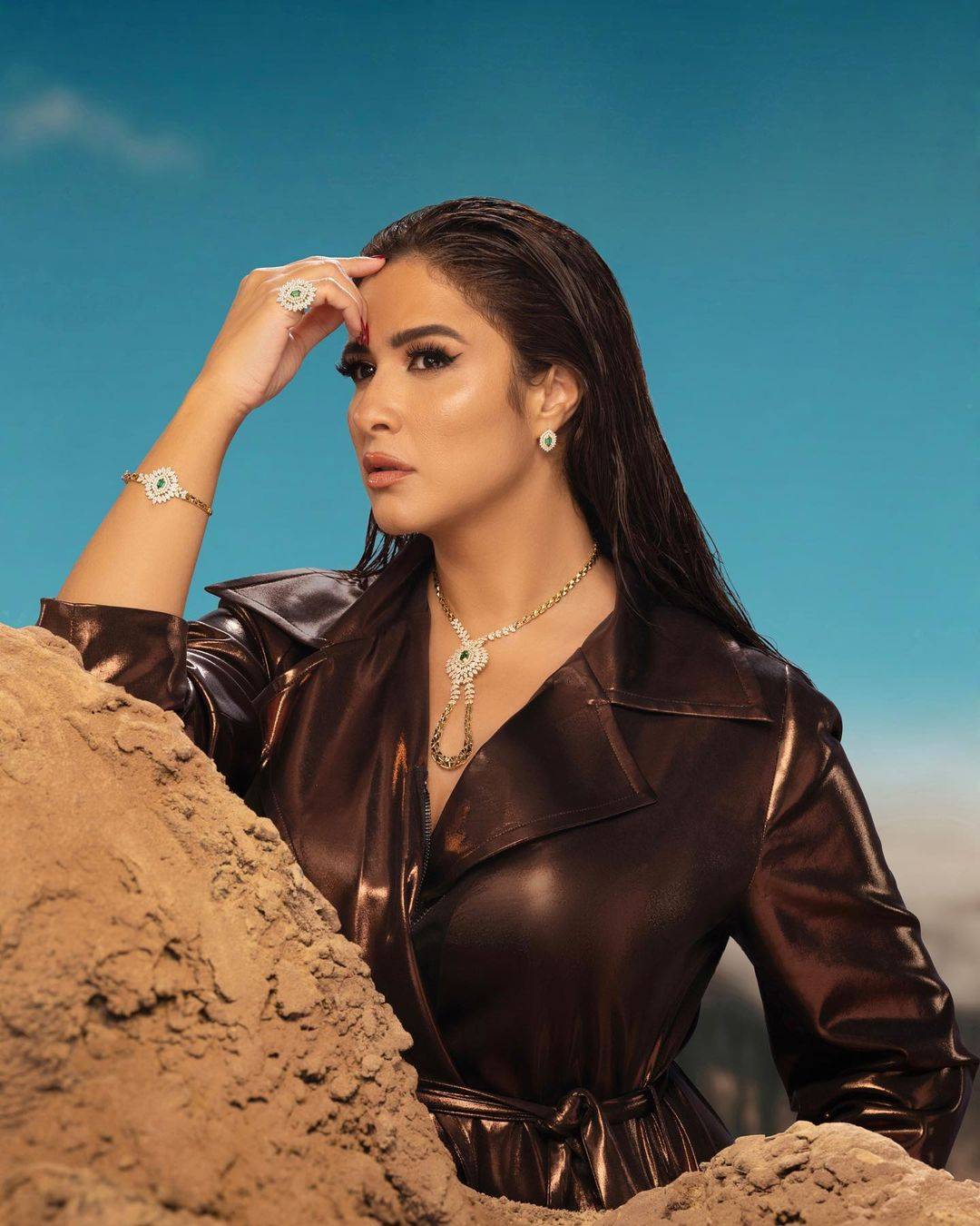 ياسمين عبد العزيز تضج أنوثةً وجاذبيةً بالكاجوال