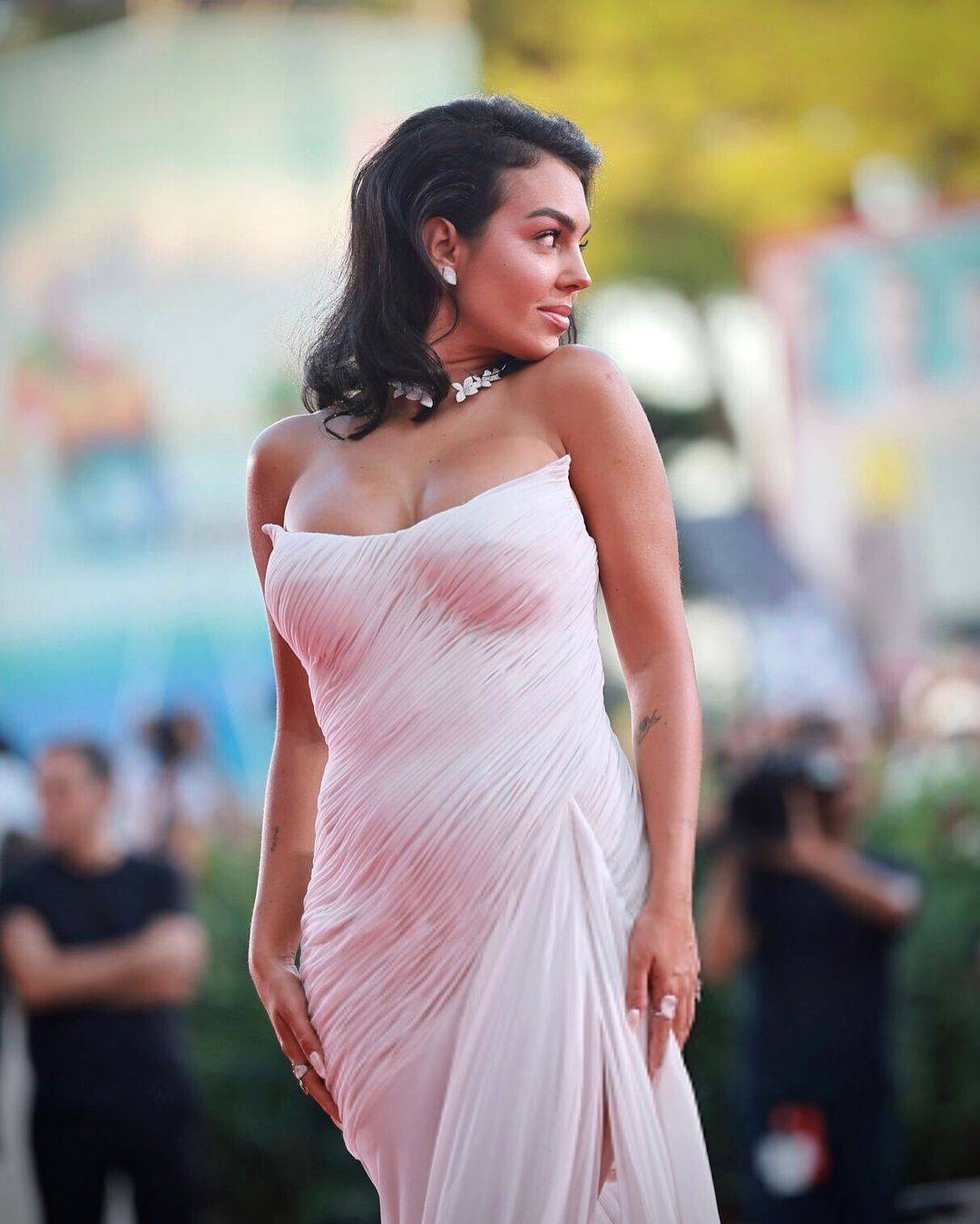 جورجينا رودريغز تقع في الخطأ باختيارات تكشف عيوب جسمها