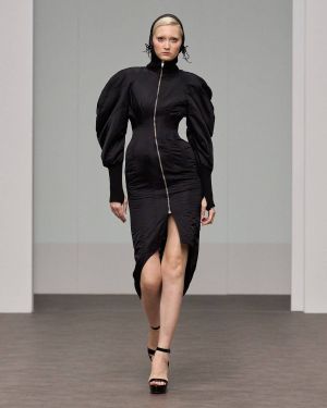 "أسبوع الموضة" في دبي يستكمل عروضه الإبداعية