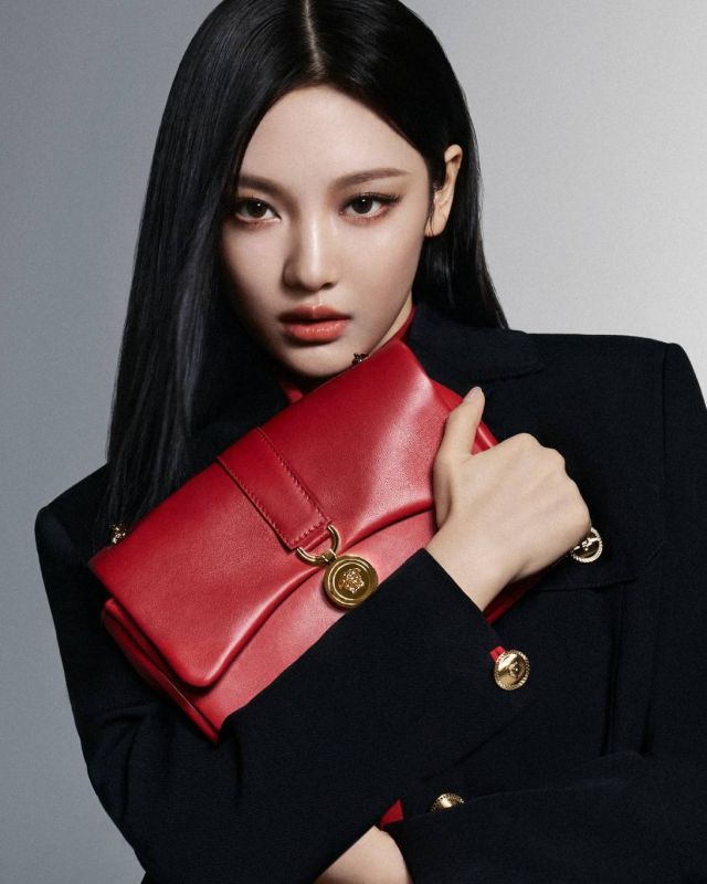 حقيبة KLEIO من VERSACE لخريف وشتاء 2024 بيد NINGNING