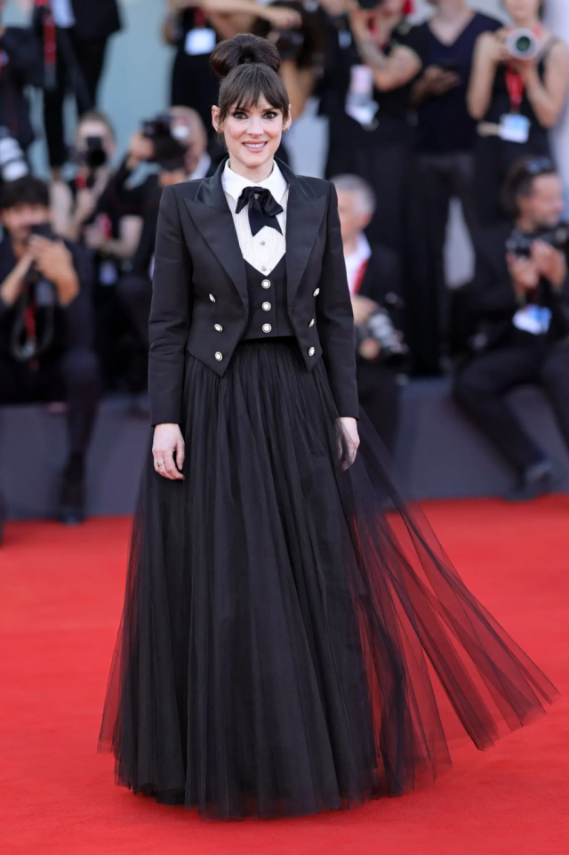 وينونا رايدر  بتصميم شانيل Chanel