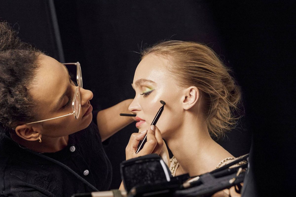 مجموعة المكياج من Chanel... صيف مُشبع لكل التخيّلات