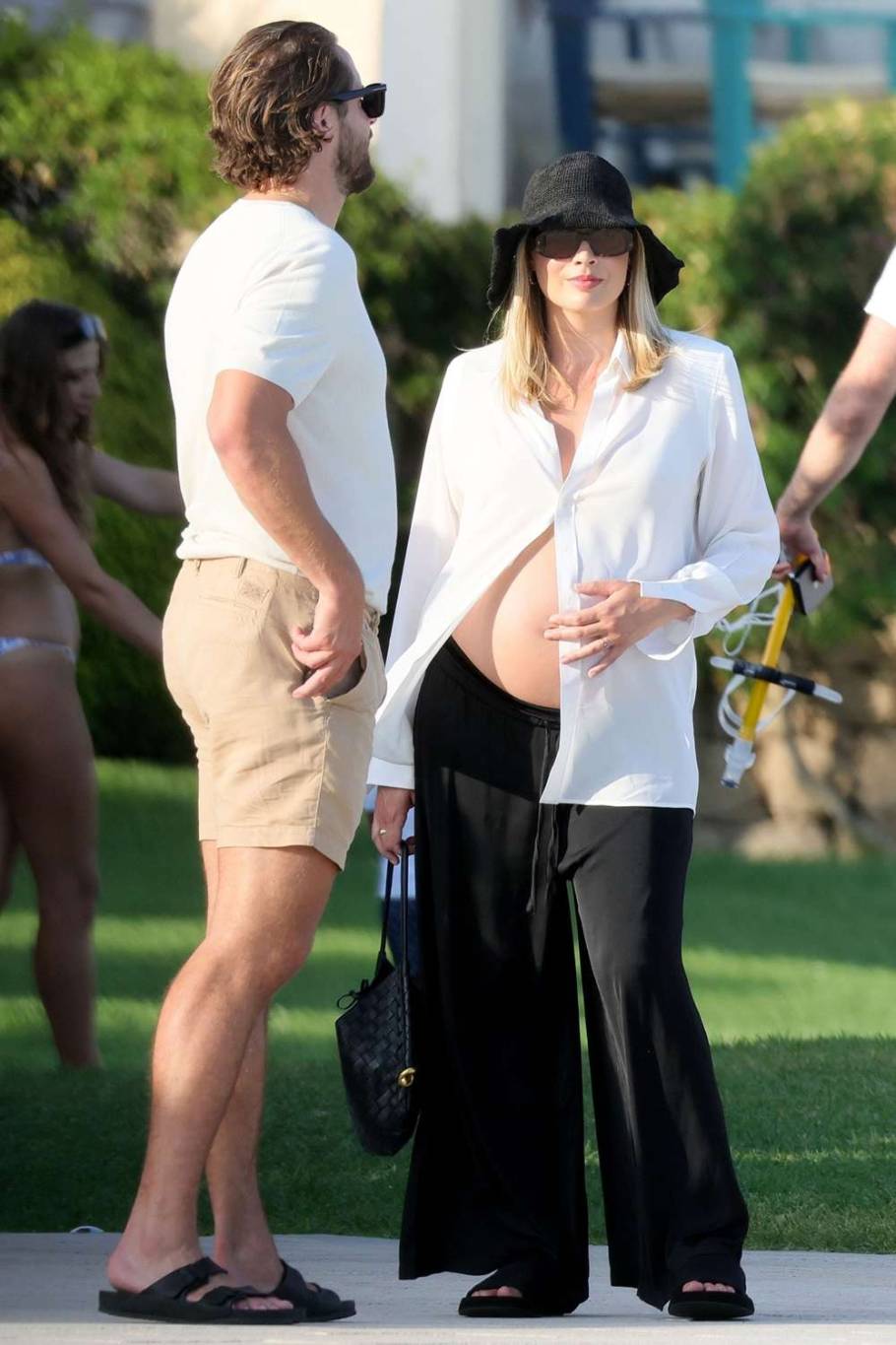 مارغوت روبي تستعرض حملها للمرّة الأولى بقميص مفتوح