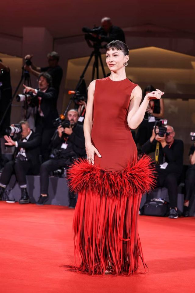 أورسولا كوربيرو بتصميم بوتيغا فينيتا Bottega Veneta