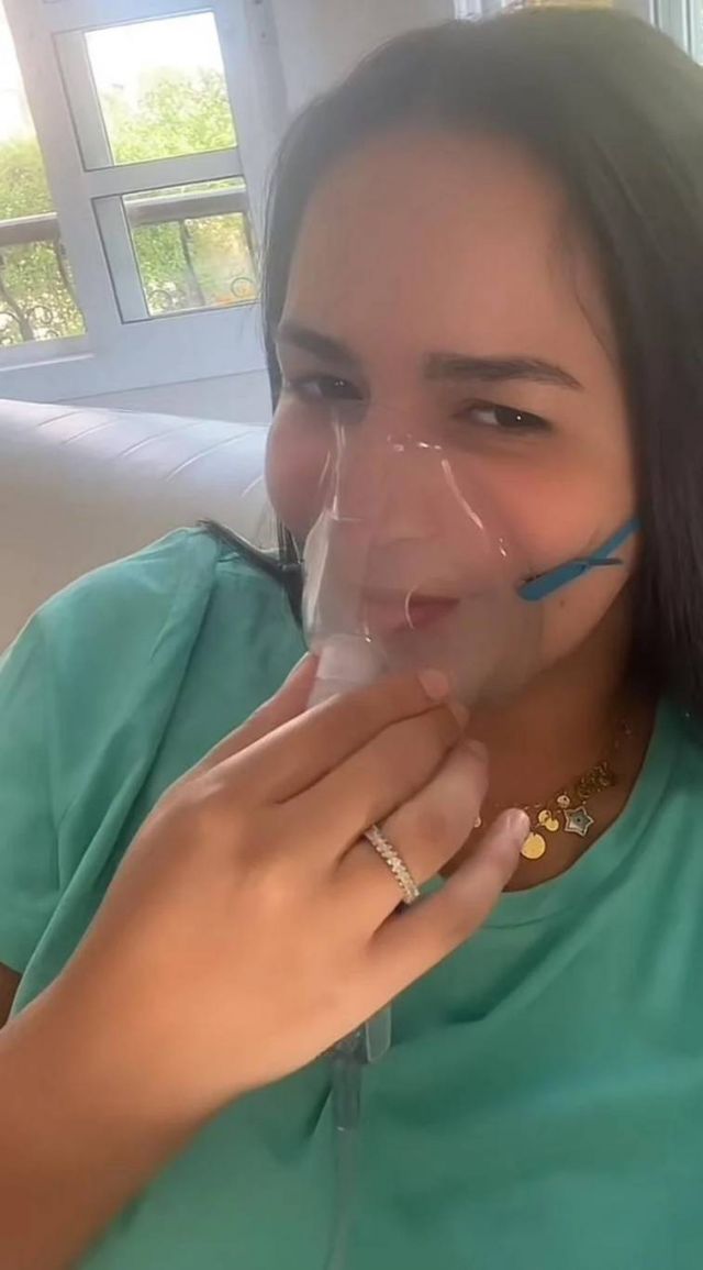 إيمي سمير غانم على جهاز الأوكسجين