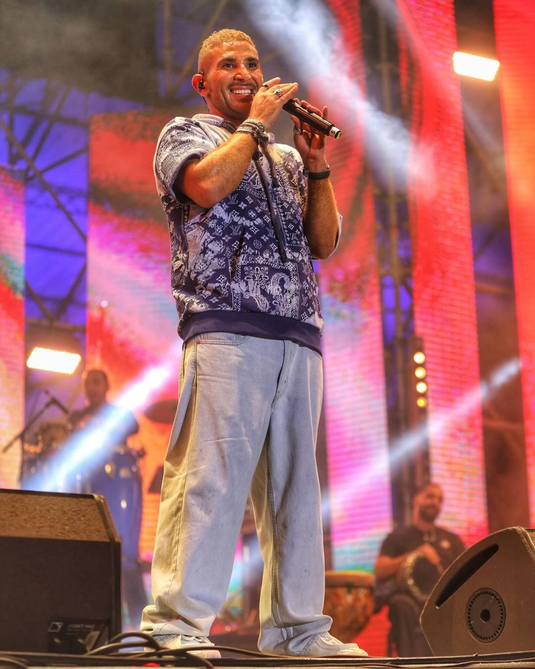 بالفيديو - فتاة مغربية تضع أحمد سعد في موقف محرج