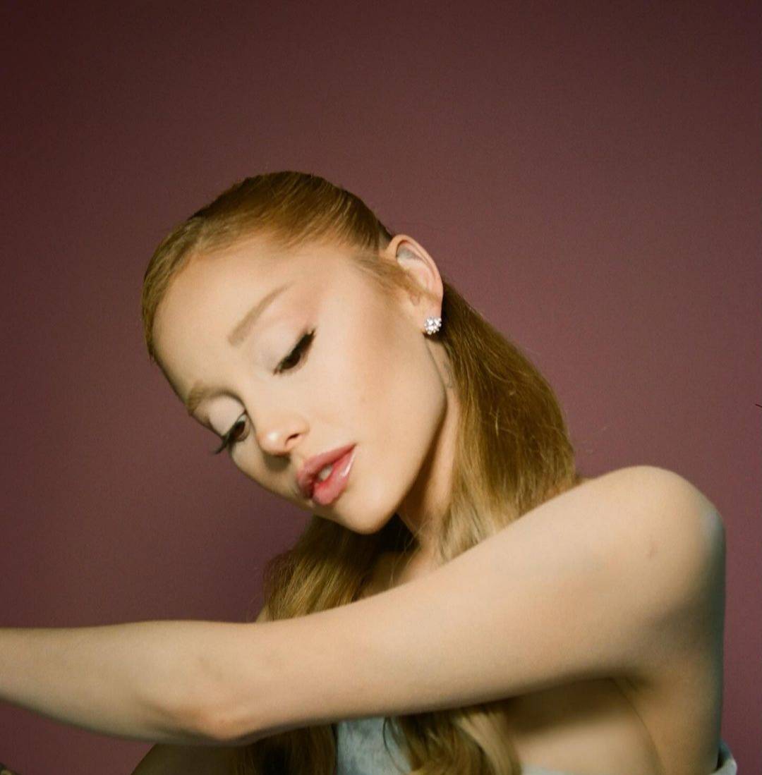 أريانا غراندي تكشف بصراحة الجراحات التجميلية التي خضعت لها