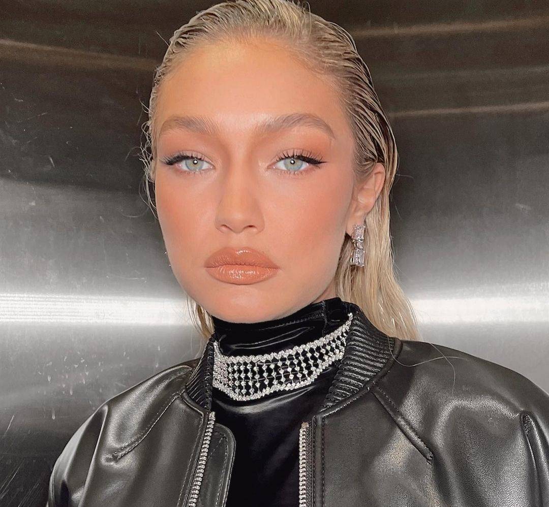 جيجي حديد تنسق مناكيرها المحايد مع فستانها اللافت