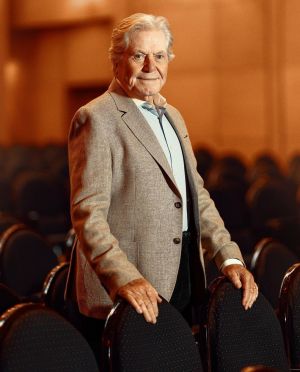 فيديو نادر - حسين فهمي يقلد عزت أبو عوف وفرقته