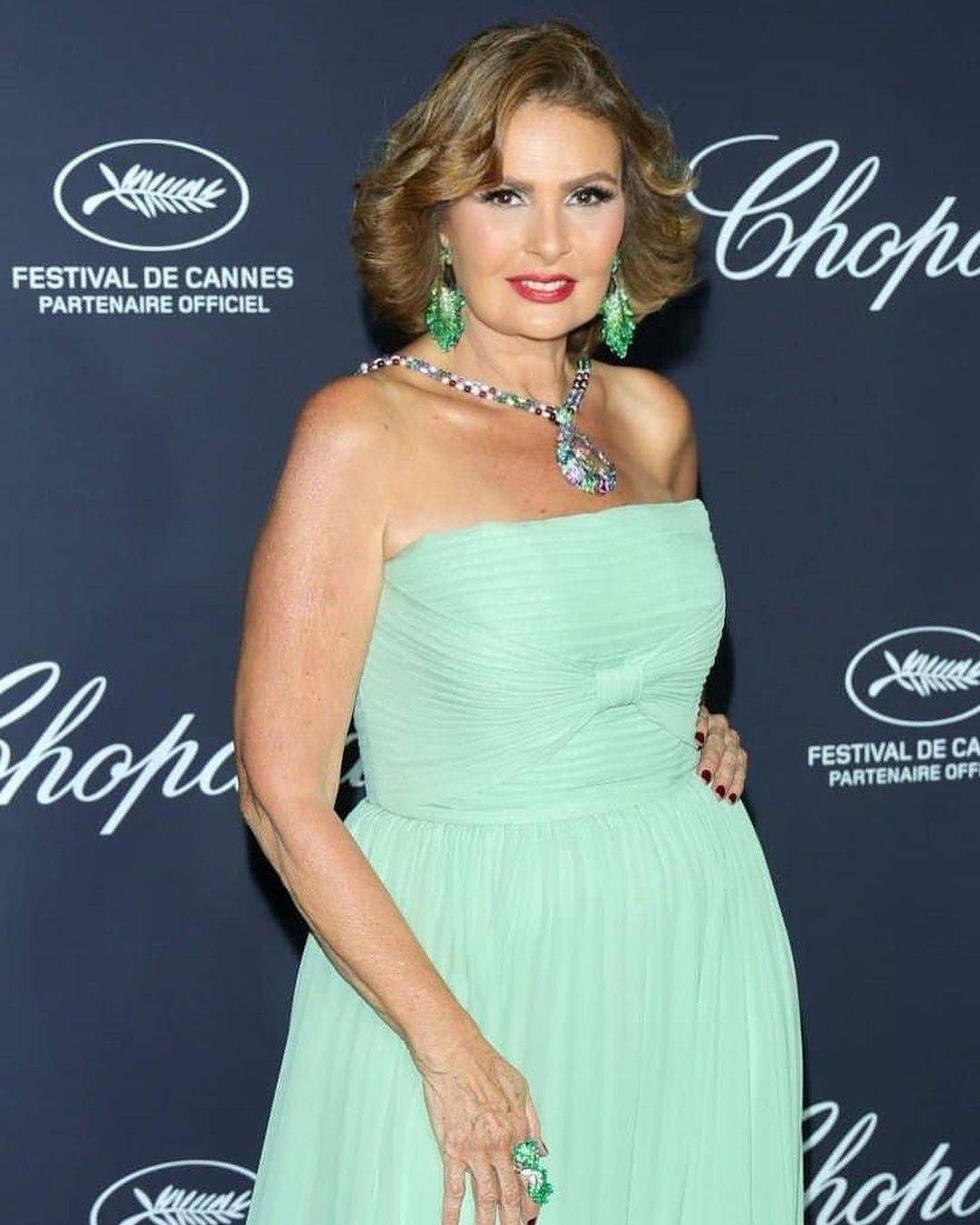 يسرا تطل كالأميرات بالأخضر المبهر