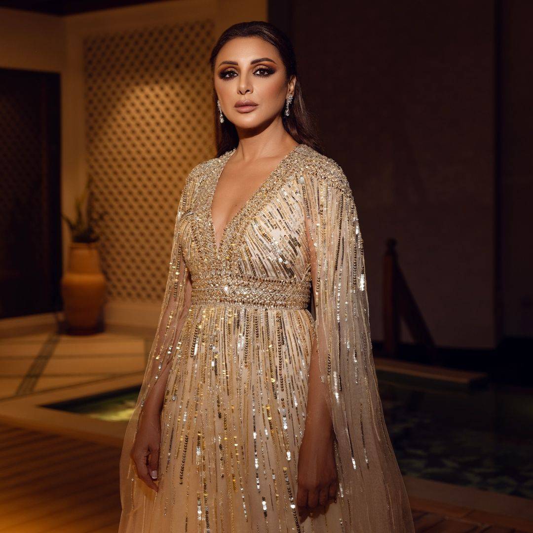 أنغام تتألق كالأميرة بفستان متلألئ