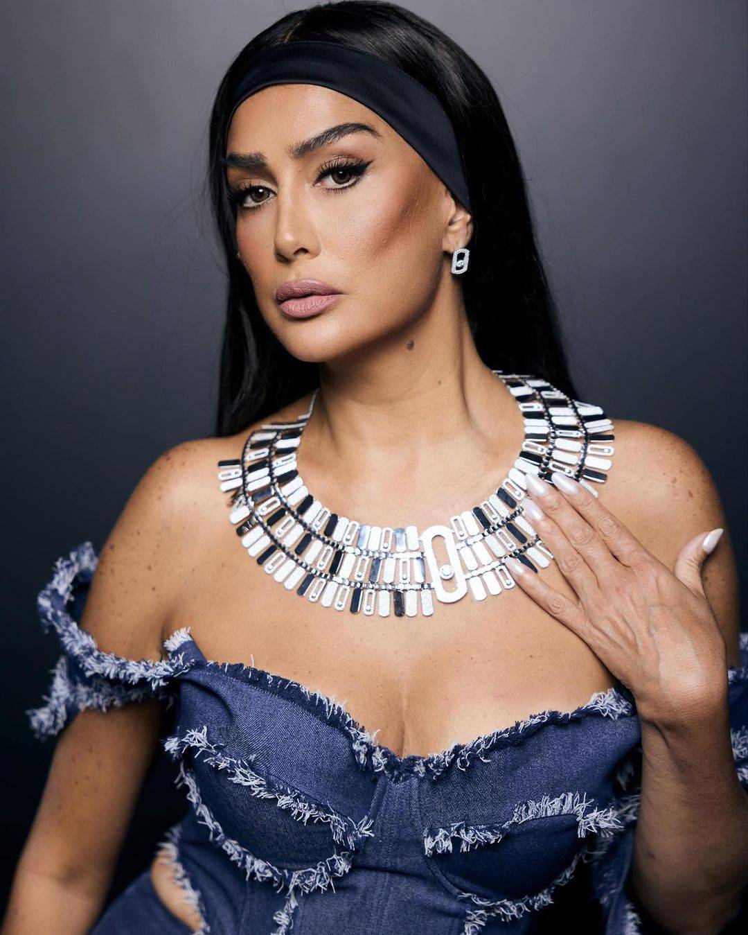 غادة عبد الرزاق تتألق بقلادة مميّزة من Messika