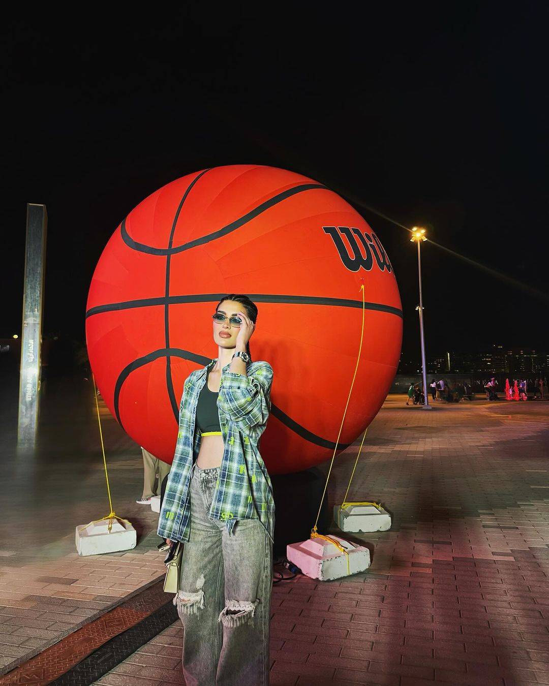 نجمات الفن والموضة يتألّقن في NBA: إطلالات مذهلة في أبوظبي