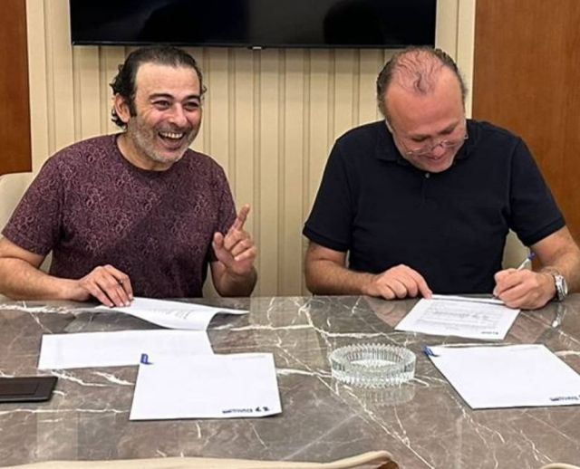 أحمد عزمي خلال توقيع عقده