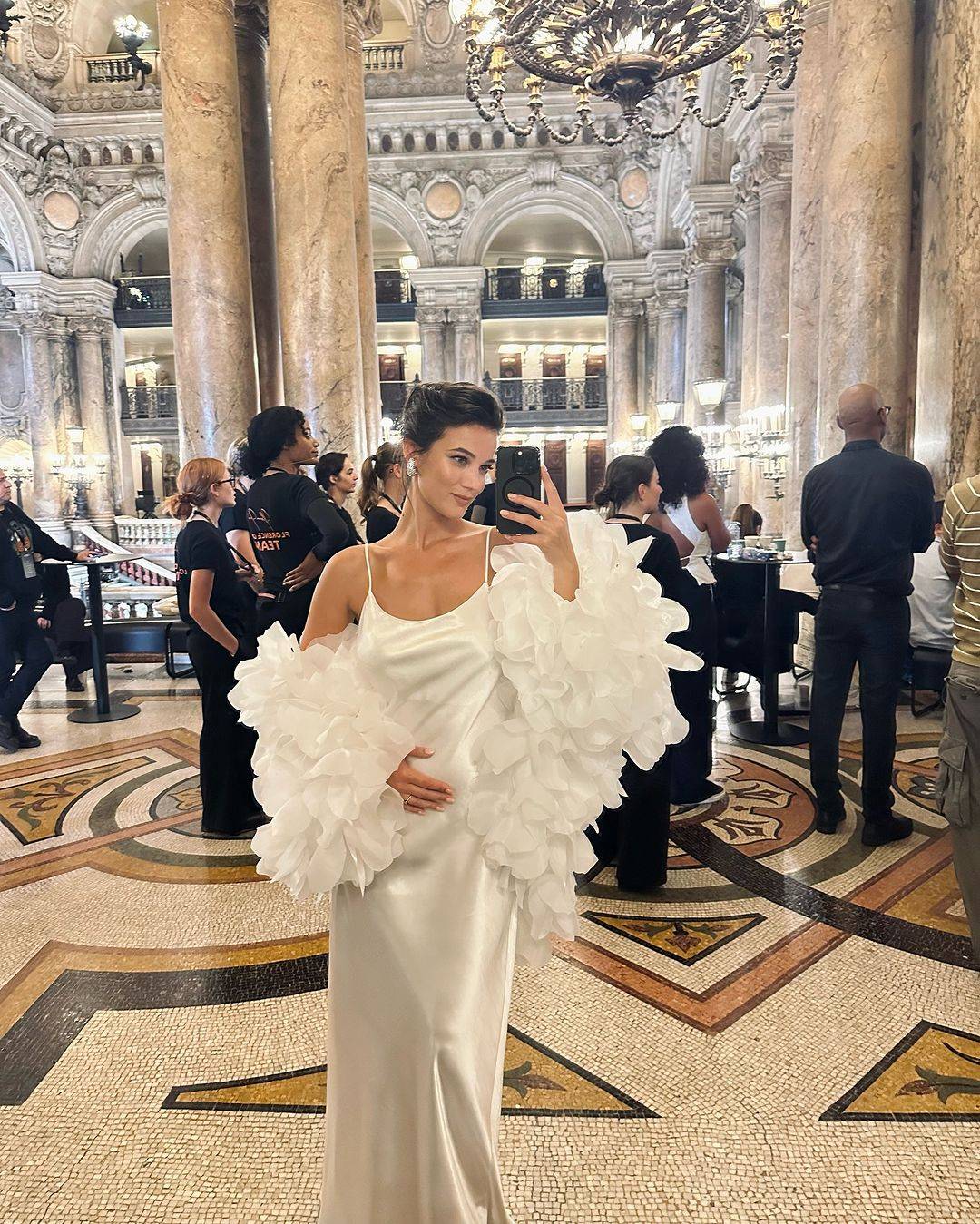 بينار دينيز تعلن حملها بعد أسبوعين على زفافها