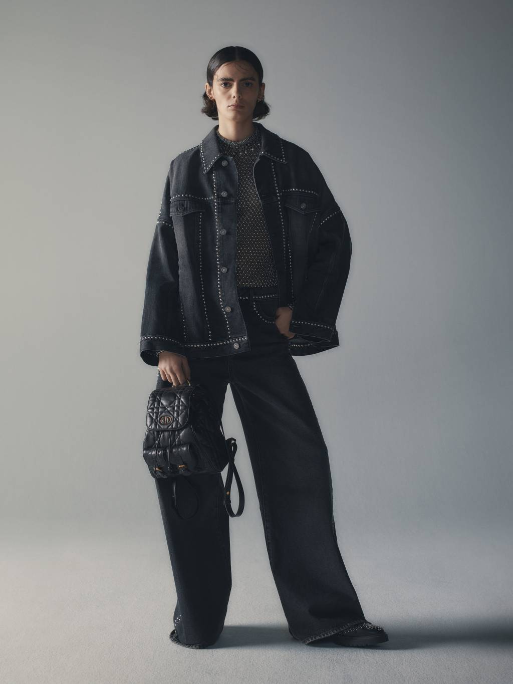 حقيبة الظهر Dior Caro تتميّز بتصميمها الأيقوني والعصري