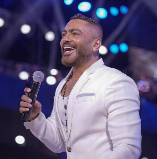 تامر حسني يفاجئ عروسين بحضور زفافهما وإحيائه مجاناً